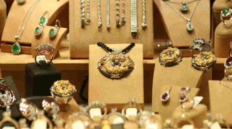Jeweller Robbed at Gunpoint in Broad Daylight Thieves Escape with Gold and Cash Worth ₹15 Lakh