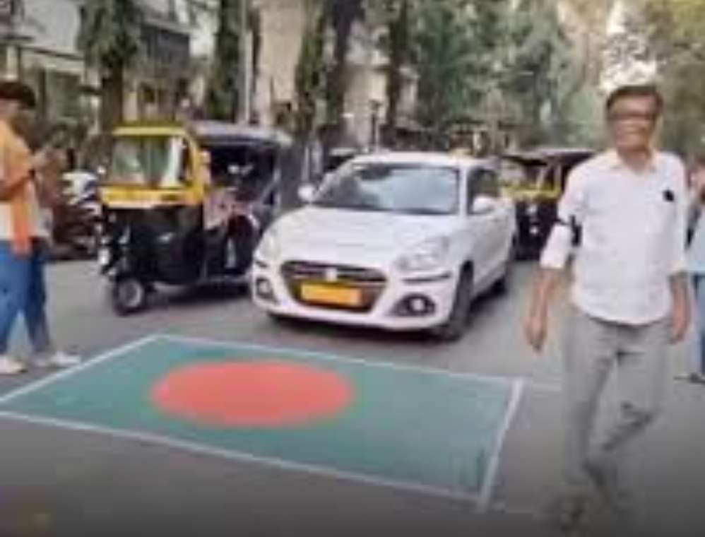 Viral Video Claims People in Maharashtra Painted Bangladesh Flag on Roads as Protest; Officials Clarify Facts